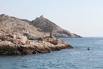 Au premier plan : cap Croisette avec sa croix. Deuxième plan : île Maïre. Troisième plan : colline et ancien sémaphore de la Calanque de Callelongue.