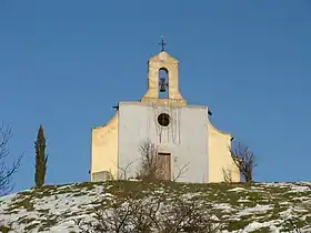 La chapelle Notre-Dame-de-la-Salette de Calas sur sa colline.