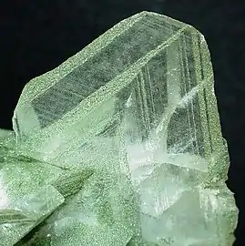 Calcite et chlorite.Taille : 6 × 5 × 3,5 cm.Lobbentorl, Venediger, Autriche.