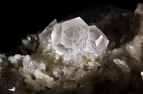 Calcite sur dolomite - Mine de Talc de Trimouns, Luzenac, Ariège (XX1.5cm)