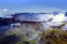 Vue du Tambora et de sa caldeira formée durant l'éruption de 1815.
