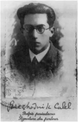 Photographie en noir et blanc d'un jeune homme brun à lunettes.