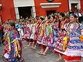 Des femmes défilent dans l'habillement traditionnel à Oaxaca.