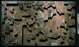 Image de blocs assemblés sur une plaque de bois.