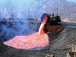 Photo d'une coulée de scorie en fusion