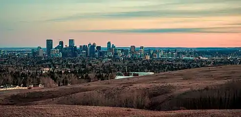 Calgary en automne 2018, aperçu à partir de Nose Hill Park. La ville est située dans une zone de transition entre les Rocheuses et les Prairies.