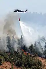 Hélicoptère de la Garde nationale de Californie (en) luttant contre les incendies de forêts.
