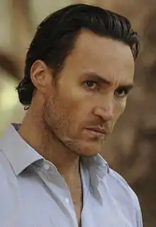 Callan Mulvey interprète Dean / Milan