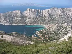 La calanque et, au loin, l'île de Riou