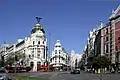 Intersection avec la rue d'Alcalá et immeuble Metrópolis