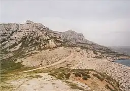 Calanque de Callelongue au pied du massif de Marseilleveyre