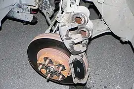 Étrier de frein à disque démonté, sur une Subaru Legacy. On distingue aisément les deux pistons de cet étrier flottant.