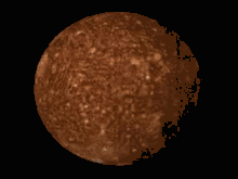 La lune, d'une couleur rougeâtre, fait une rotation, ses nombreux cratères ont une couleur orangée.