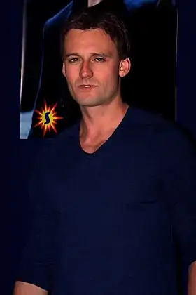 Callum Blue interprète Anthony Knivert