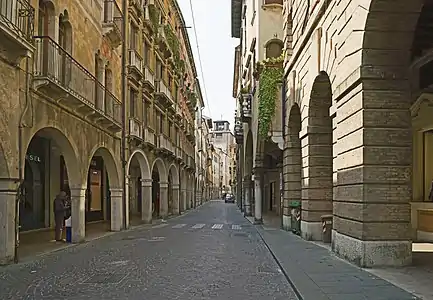 La via Calmaggiore artère principale de la vieille ville.