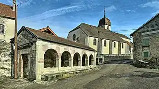 Le lavoir à arcades et l'église.