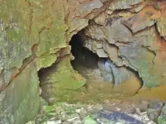 Intérieur de la grotte dite Église de Combe-Epine.