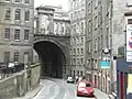 Calton Road sous le pont, avec les arches au-dessus