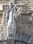 Statue de saint Clair sur le fronton de l'église.