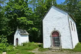 Deux des trois chapelles au sommet du Calvaire