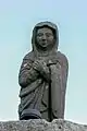 Calvaire de l'église Saint-Ténénan : statue de la Vierge Marie les mains croisées.