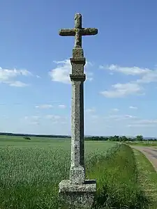 Croix à la sortie d'Étais-la-Sauvin sur la route C13 en direction de Vellery.