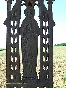 Croix de la Poterie, la Vierge Marie en prière au pied de la croix, donc de son Fils.