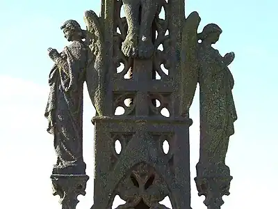 Croix de la Poterie, deux anges ornant les pieds du Christ.