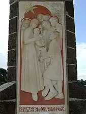 Monument de la Vierge Marie, scène de Nativité mentionnant une imploration à la Vierge Marie : sainte Mère de Dieu priez pour nous.