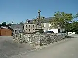 Le calvaire situé au centre du bourg.