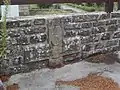 Calvaire dans le mur du parc de l'église.