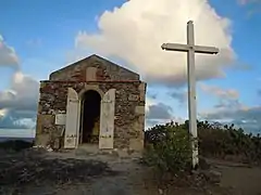 Façade de la chapelle et son calvaire.