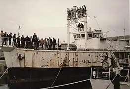 Les anciens de la Calypso à Marseille, avril 1997 (à la proue, on reconnaît en 2e, 3e et 4e position Claude Wesly et Albert Falco, ainsi que Philippe Tailliez qui n'est pas un ancien du navire, mais le mentor de J.Y. Cousteau dans les années 1930-1940)