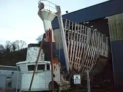 La Calypso en cours de rénovation, sa passerelle et son bulbe d'étrave déposé.