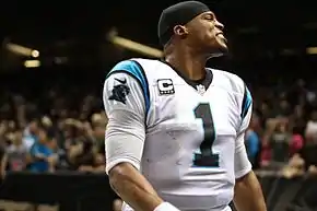 Cam Newton dans un maillot blanc des Panthers et son numéro 1 noir.