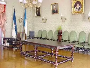 Table principale dans la salle noble, avec des peintures des membres de la régence d'Angra