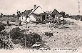 Cabane de gardian et annexe près d'une roubine, aux Saintes-Maries.