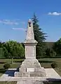 Le monument aux morts, près de l'église (septembre 2015).