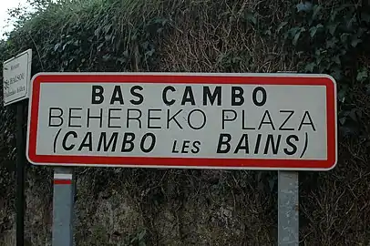 Signalisation bilingue de Bas-Cambo (Cambo-les-Bains) et signe du GR 10.