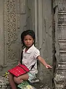 Enfant khmère au pied d'un temple d'Angkor.