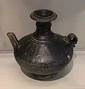 Verseuse (kendi), fin XIIe – XIVe siècle, grès à couverte noire. Musée des civilisations asiatiques (Singapour)