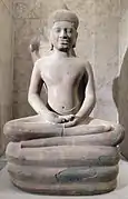 Buddha protégé par le nāga. Bayon (Angkor Thom), Style du Baphuon, XIe siècle. Grès. H. 103 cm. Musée Guimet