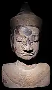 Tête de Buddha paré. Cambodge. H. 83 cm. Postangkorien, XVIe-XVIIe s. Grès, traces: laque, or. Musée Guimet.