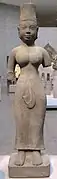 Divinité féminine (Uma ?). Popel, province de Svay Rieng. Style de Prasat Andet. Fin VIIe-VIIIe s. Grès. H. 160 cm. (sans le tenon). Musée Guimet