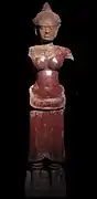 Divinité féminine. Cambodge. Style d'Angkor Vat. 3e quart XIIe s. Grès. Laque noire, rouge et dorure (tardifs). H. 137 cm. Musée Guimet