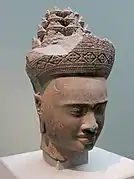 Tête de divinité féminine. Provenance exacte inconnue. Cambodge. Style de Pre Rup ou de Banteay Srei v. 975-1000. Grès. L. 31,5 cm. Musée Guimet