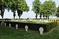 Carré de 64 tombes entouré d'une haie situé dans le cimetière allemand.