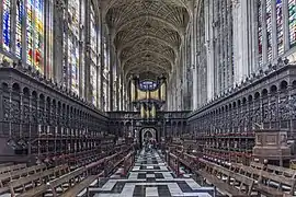 Vue sur les stalles dans le chœur.