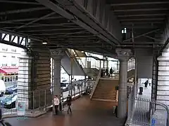 Escaliers fixes sous la station.