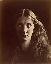 Portrait de Julia Jackson, par Julia Margaret Cameron, prise de vue : 1867.